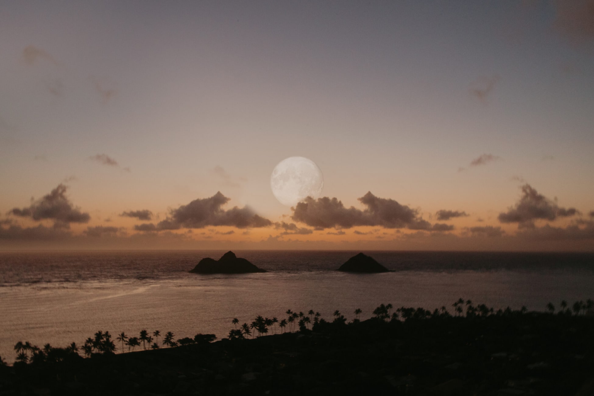 Sunrise hiking elopement location in Oahu, Hawaii
